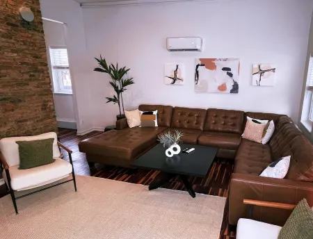 City Luxury @ Smart Pricing + Parking + Family-Friendly Отели рядом с достопримечательностью «Cincinnati Museum Center at Union Terminal»