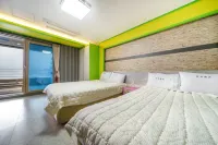 Geoje Island Jangmok Hawaii Pension (Caravan) - Pet-friendly