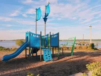 Riverside Retreat - 3 Kayaks, minutes from the beach, shops and great food! Hotels in Edgewater