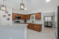 4BD 2BA near Anna Maria & downtown, private yard, RV/boat parking, sleeps 10