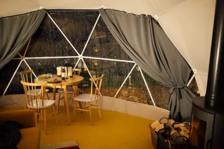 Traveller's Joy, Luxury Dome with private hot tub, 15 mins to beach
