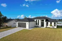 Scenic Modern Waterfront Home w/ Heated Pool & Spa and Beautiful Lake Views Hotels near Pine Island Crossing
