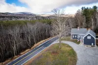 13 Beds, 17 Guests -Hot tub- 15 mins to Sunday River!