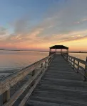 BAY AND BEACHRelax in this well appointed beach cottage in historic Old Town