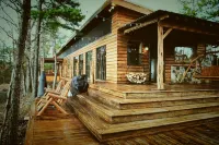 Secluded mountain top cabin with amazing views and hot tub!