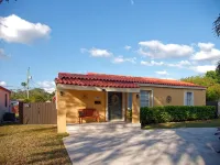 Charming 3-bedroom house in the beautiful Miami Springs Hotels near Circle K