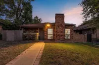 Hot Tub for 7 ~ Near Stadium/DT/Airport ~ Putting Green + Fire Pit Hotels near Trinity Rail Express - CentrePort/DFW Airport Station