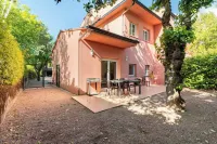 Torrelodones: House with shared garden and pool 25 min from Madrid. Wifi Các khách sạn ở Galapagar