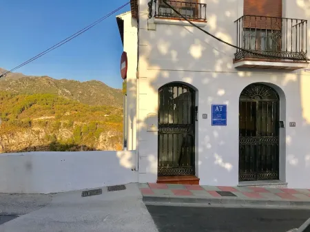 HOLIDAY RENTAL APARTMENT..5 KM TO THE NEAREST BEACHES, WIFI, .SUNNY TERRACE.