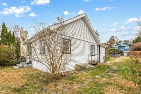 Pet Friendly Lake Cottage w/Fireplace & Fire Pit W/D