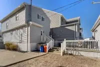 Charming 3-Bedroom House 2 Blocks to the Beach, 6 Beach Badges, and Parking