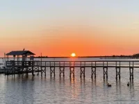 Off Duty Retreat ~ Sleeps 10,  Screen Porch, Plenty of Parking, Blackstone Grill Hotels in Steinhatchee