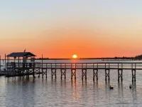 Off Duty Retreat ~ Sleeps 10,  Screen Porch, Plenty of Parking, Blackstone Grill