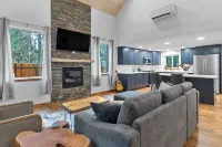 Rainier's Newest Luxury Chalet w/ Hot Tub-AC-WiFi