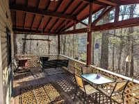 Secluded Mountain Hideaway w/ Hot Tub. Close to Town and Pet-Friendly! Hotel a Ashe County