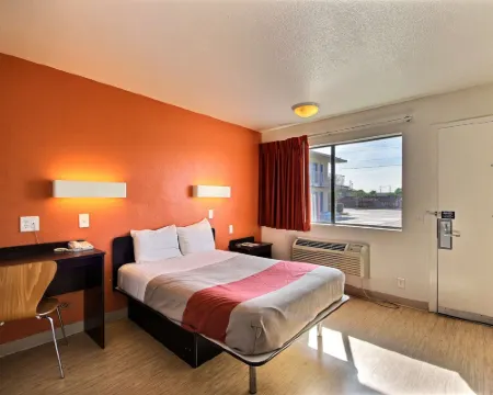 德克薩斯拉雷多 - 南 6 號汽車旅館 拉雷多酒店