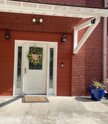 Luxurious and Upscale 2 Bedroom Home Apartment with Huge Office