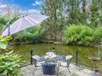 Chalet with Large Garden and Duck Pond Hotels in 
