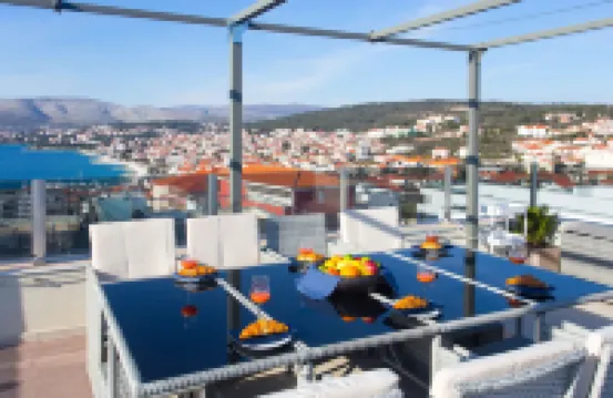 海景豪華頂層公寓，有89平米的生活空間和90平米的屋頂露台