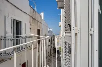 GuestHost - Mirror House Central Apartment