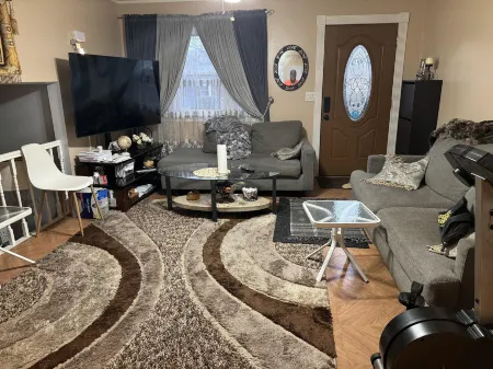 5 Bed House Sleeps 10 - Pool Garden Free Parking