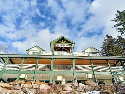 Golden Mountain View Suites