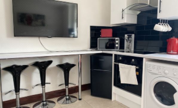 2 Bed Flat - Sleeps 6 - Parking - Wifi