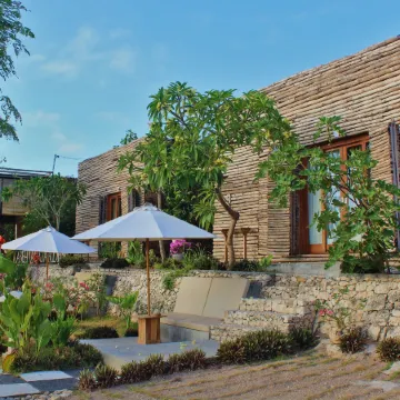 Kabeh Jati Garden Villa & Restaurant Отели рядом с достопримечательностью «Холм Букит-Телетабис»