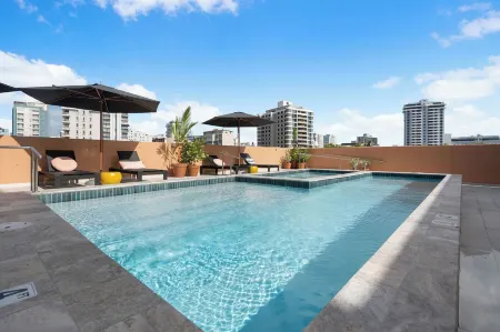 HiBird- Apartment and Suites Hotel Отели рядом с достопримечательностью «Городские ворота Ла Пуэрта де Сан-Хуан»