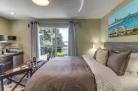 Cozy suite with lake and city views, hot tub, near parks, shopping, & dining Hotels near Mercerdale Park