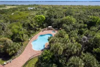 Luxury River Front Secluded Condo w Resort Amenities Hotels in Merritt Island