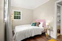 Whimsical Art Deco Retreat with Vibrant Design - Charming Artistic Oasis Hotels in Peoria Heights