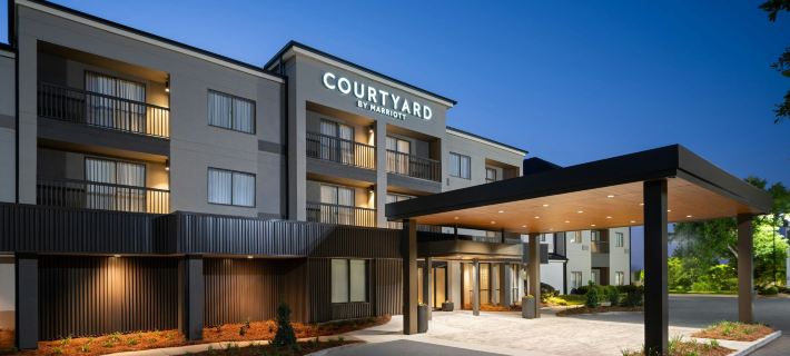 Courtyard Valdosta Отели в г. Лаундс