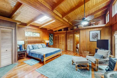 Serene 5-acre tropical hideaway with lanai and circular wood-burning fireplace