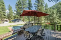Spacious Outdoor Sports Court and Cozy Family Room - Inviting Mountain Retreat