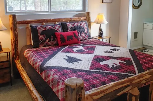 Traditional dog-friendly cabin w/covered deck, firepit, electric fireplace, W/D