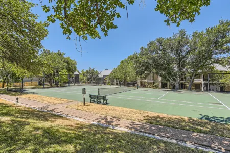 Spacious Getaway with Outdoor Deck - Bright and Airy Retreat Отели рядом с достопримечательностью «High 5»