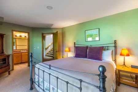 Private Hot Tub and Golf Course Views - Spacious Getaway