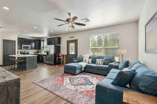 The Spirit: 4 BR/4.5 BA Charming Home, Private Yard