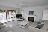 Expansive Terrace and Heated Swimming Pool - Stunning Villa Retreat Hotel di Cape Coral
