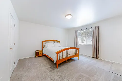 Wild Woods House - Unit 1: Woodsy Retreat in OR - 3BR 2BA - Sleeps 9 - Creekside Bliss