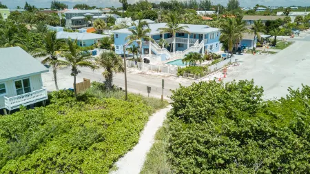 Heated Pool and Lush Gardens - Charming Tropical Haven Отели рядом с достопримечательностью «Alvin's Island - Holmes Beach #753»