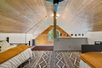 Cozy Fireplace and Indoor Movie Theater - Charming Forest Retreat Hotels in Mason County