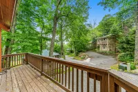 Ski-in/ski-out roundhouse with ski slope access and streaming services Hotels in Sugar Mountain