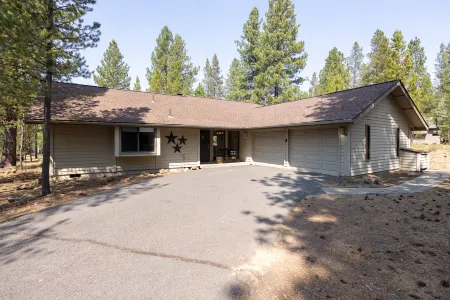 Charming Getaway with Hot Tub and Ping Pong - Cozy Retreat