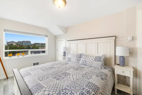 Lovely ocean-view cottage next to Nye Beach access - EV charger on-site