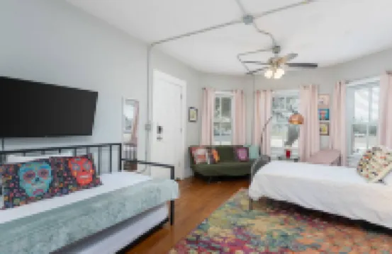 Charming Haven with Unique Design - Stylish Downtown Escape