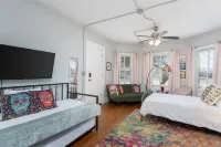 Vibrant Studio with Full Kitchen and Trundle - Stylish Unique Haven
