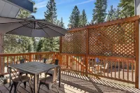 Rustic Mountain Home with Decks and Fireplace - Bright Charming Retreat 塔霍維斯塔住宿飯店