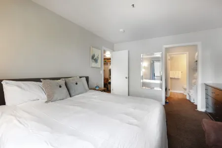 Stylish Condo with Hot Tub and Pool Access - Modern Mountain Retreat